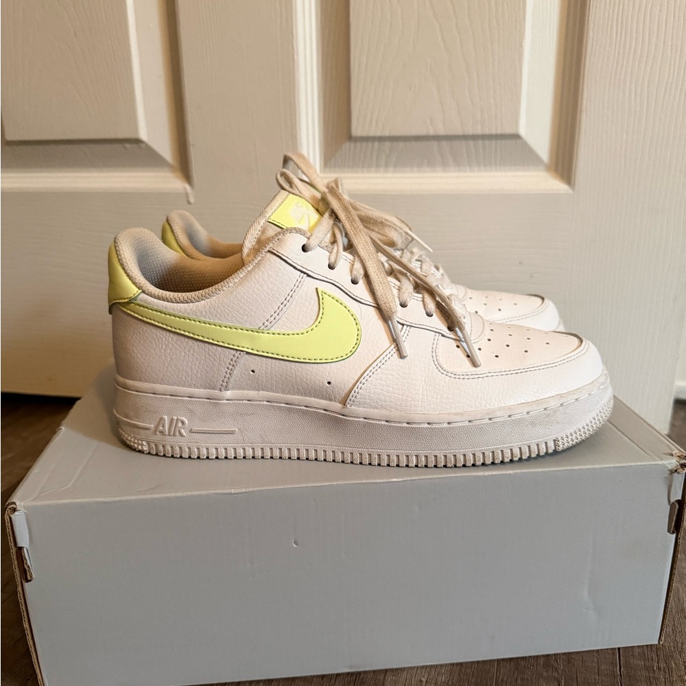 Women’s Nike Air Force 1 ‘07 Size:8.5 - Picture 4 of 7